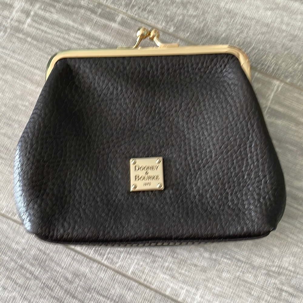 Dooney & Bourke Penny clutch in Black Leather